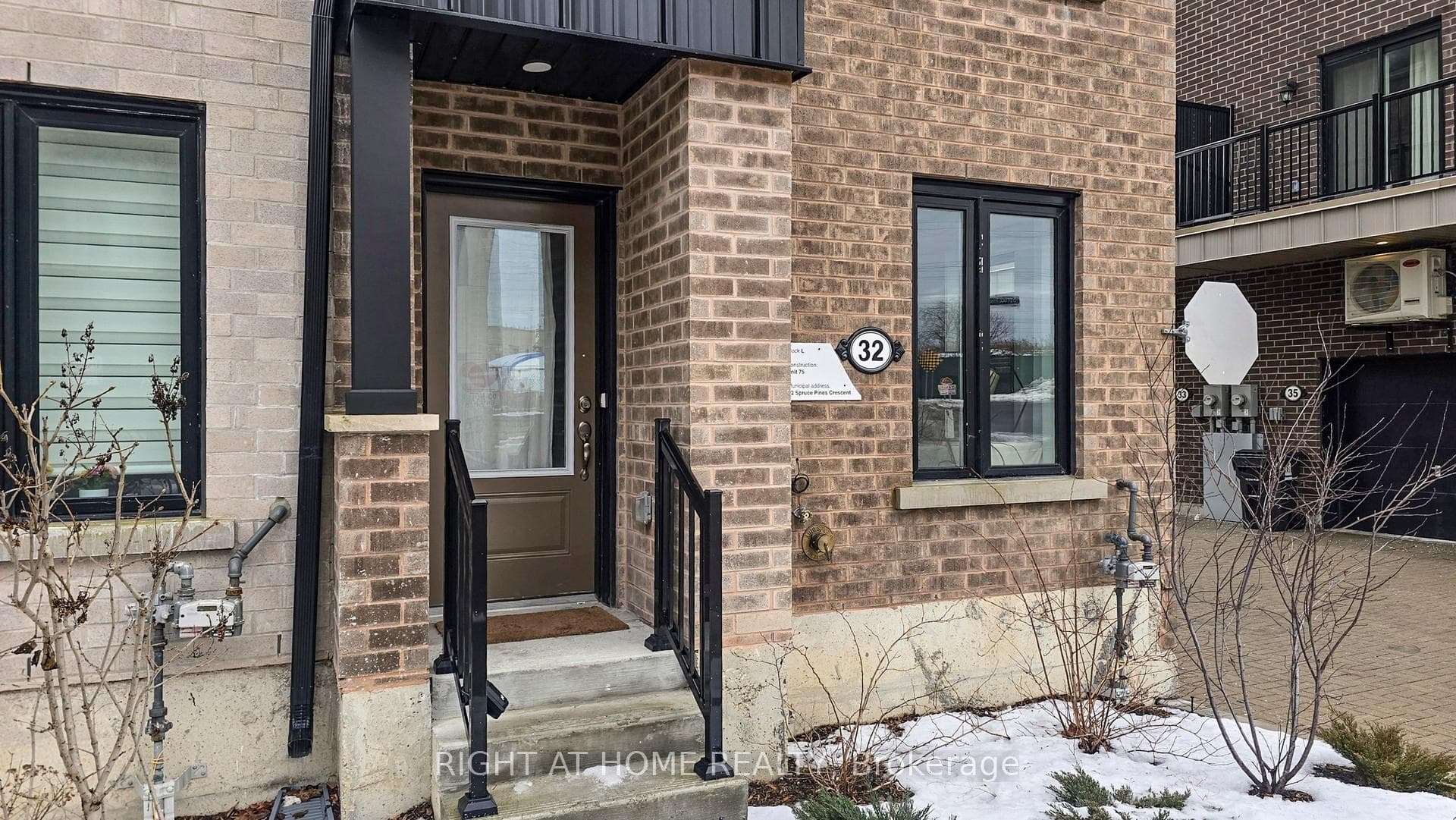 32 Spruce Pines Crescent photo 2