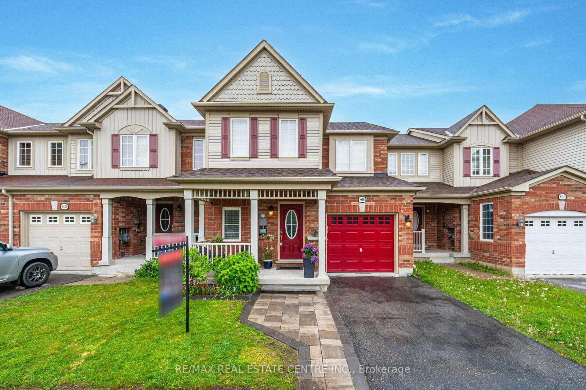 806 Maquire Terrace photo 2
