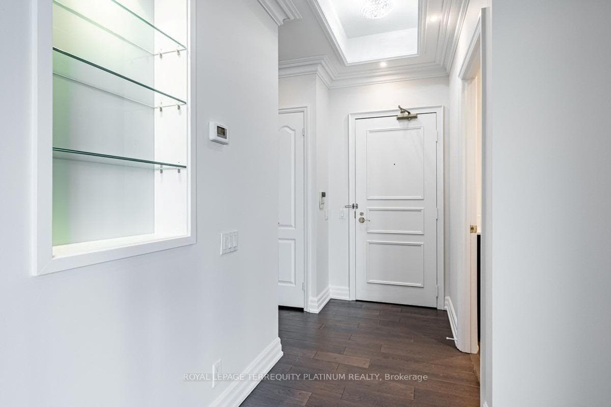 38 Avenue Road Unit 902 photo 3