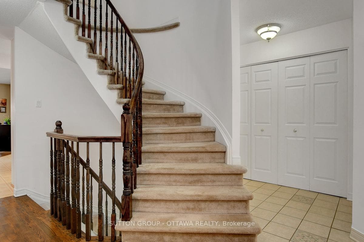 982 Como Crescent photo 3