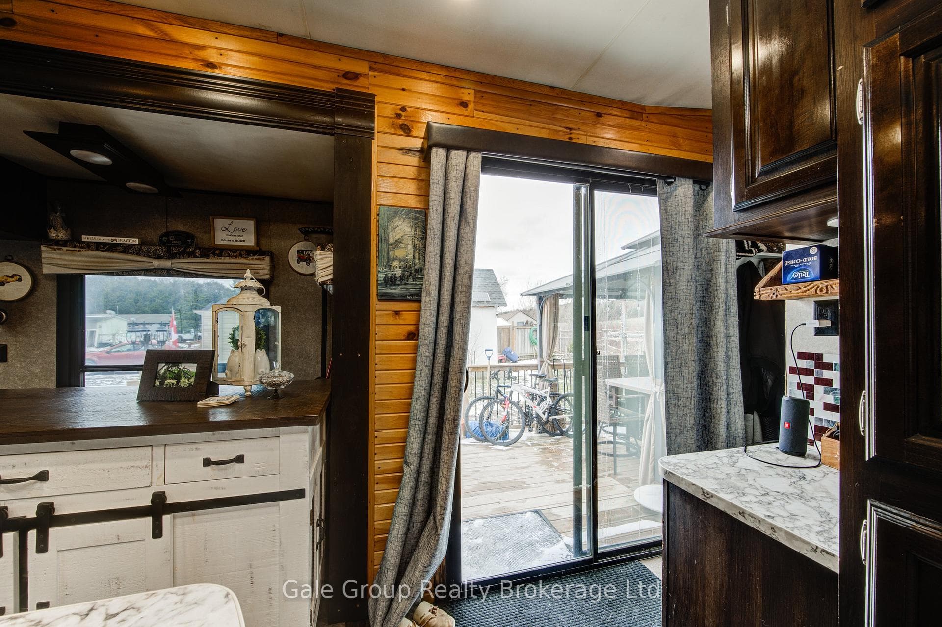 495856 10th Line Unit 92 photo 17