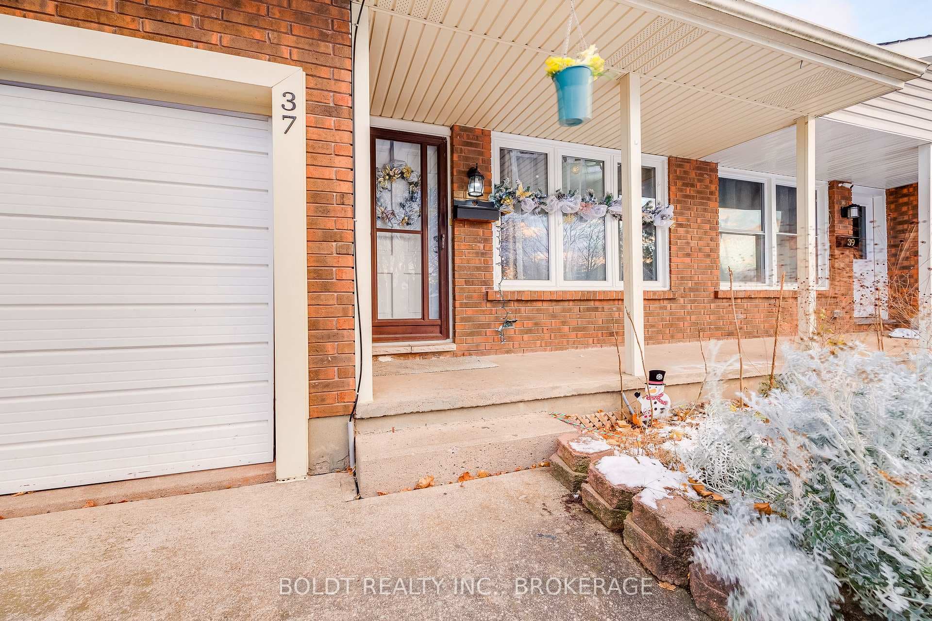 37 Greystone Crescent photo 2