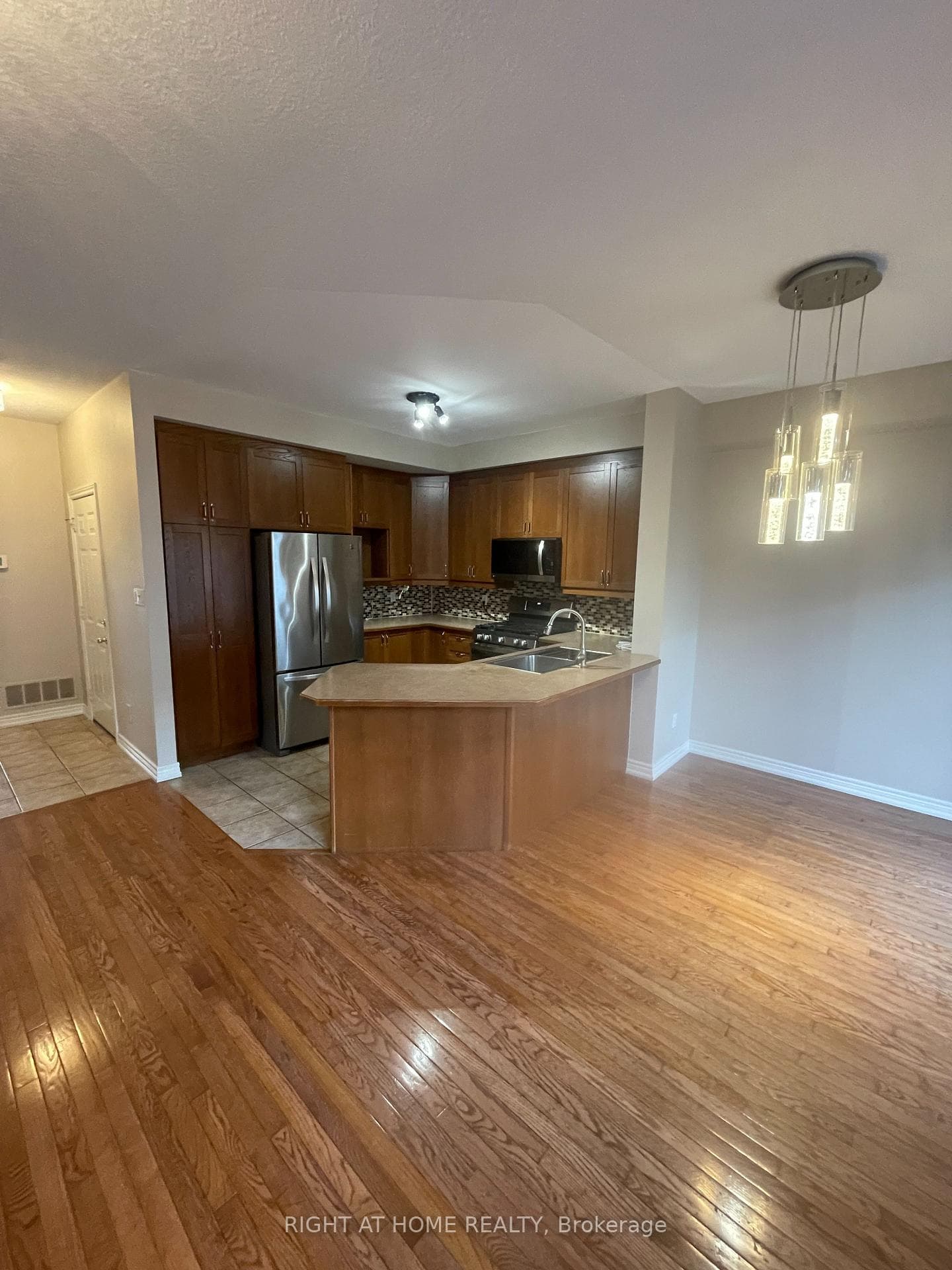 2090 English Crescent photo 3