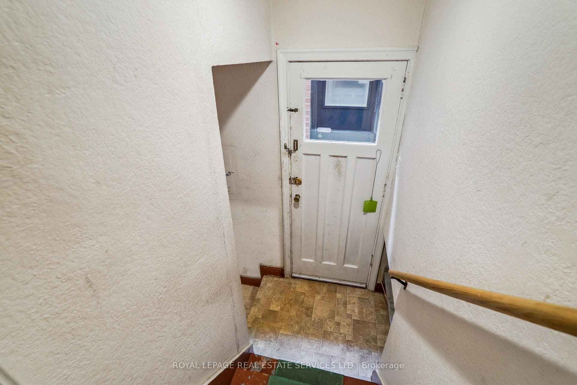 326 Lawrence Avenue photo 16