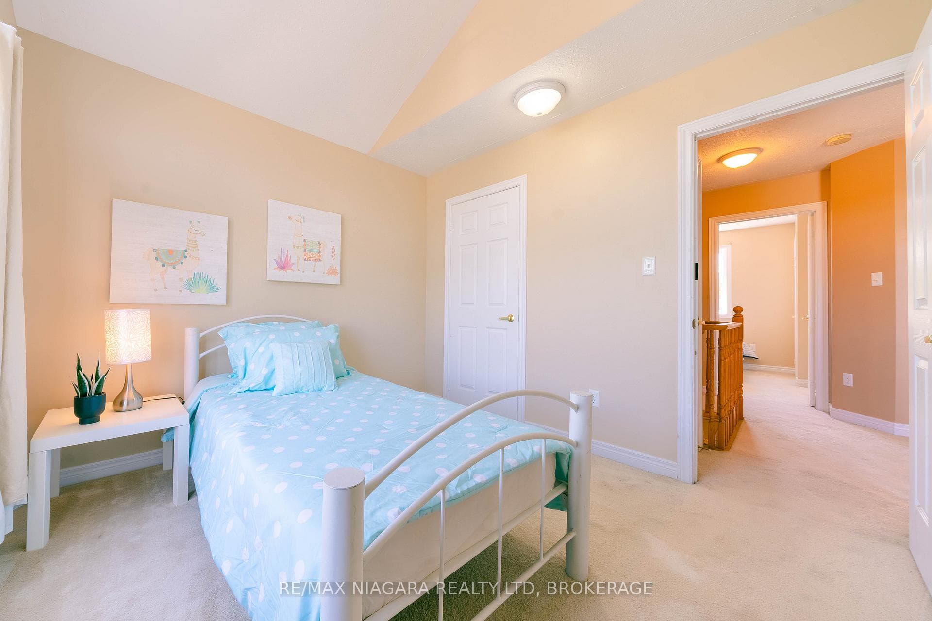 104 YOUNG Crescent photo 30