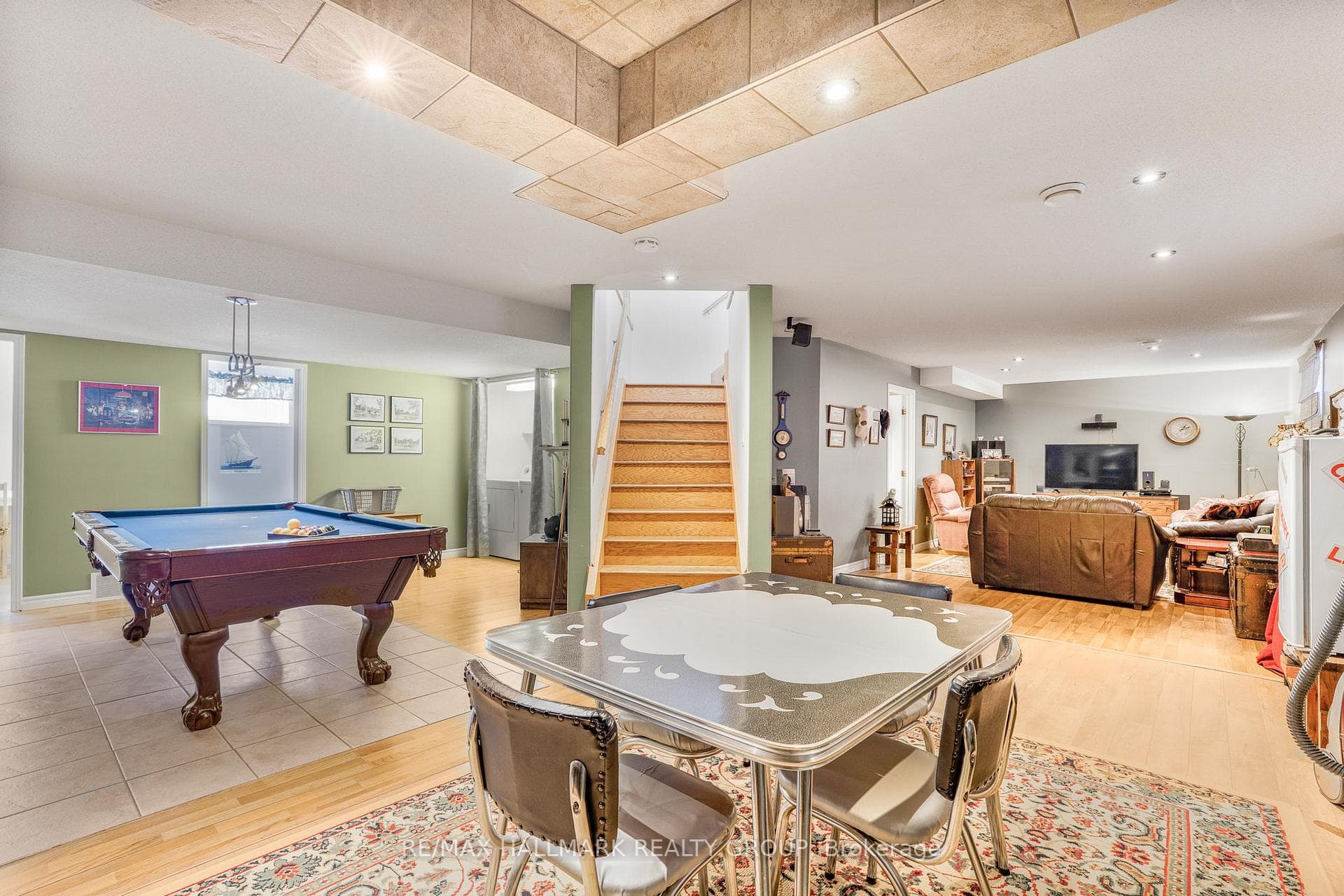 863 VICTORIA Street photo 26