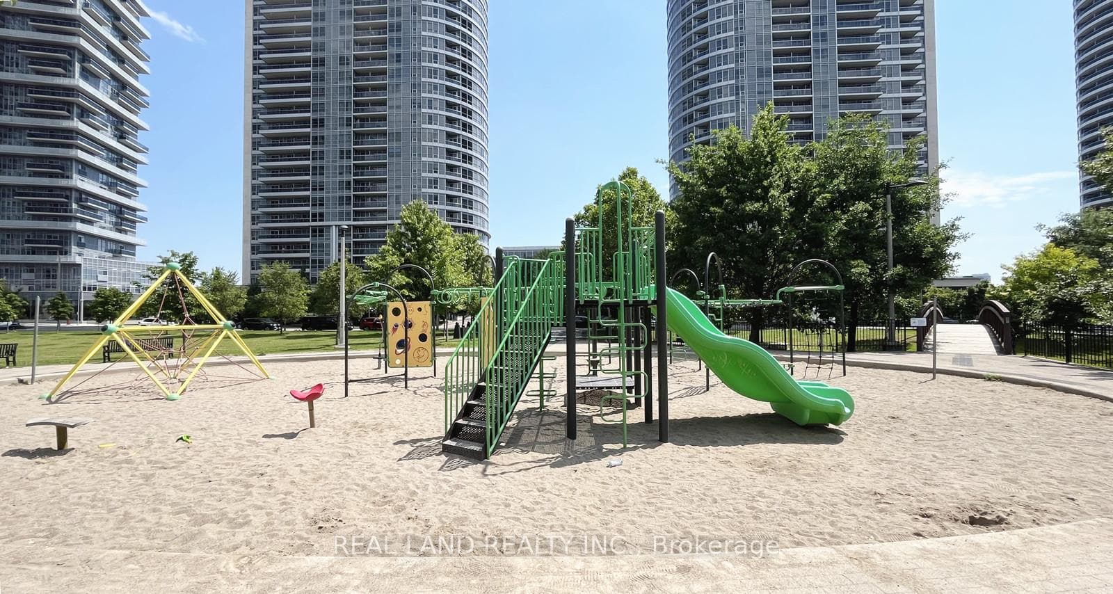 310 Village Green Square Unit 11 photo 29