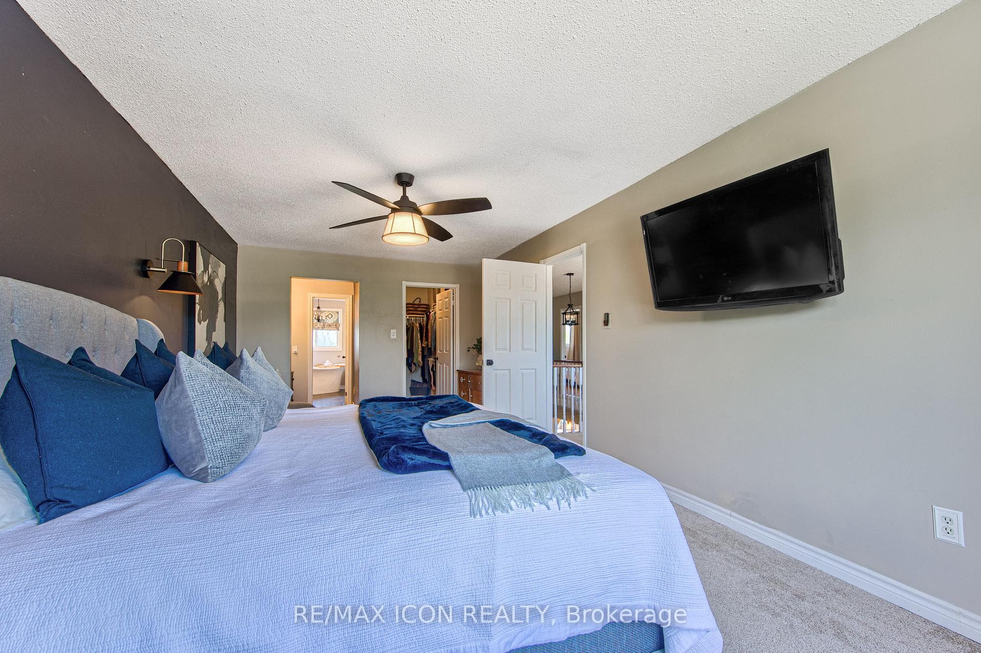 15 Hall Crescent photo 32