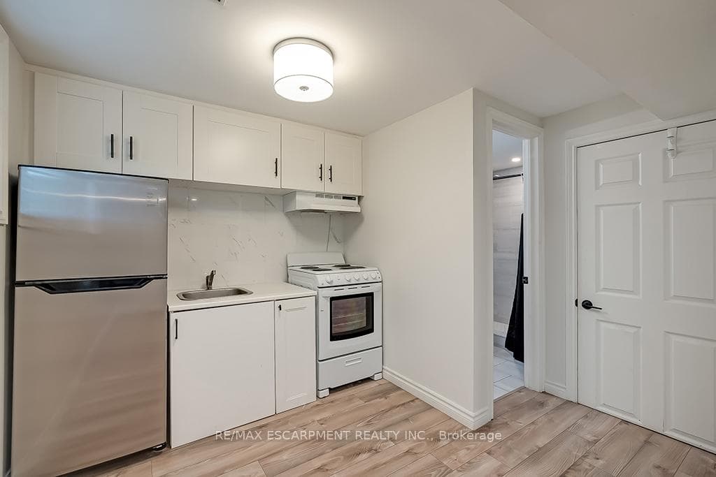7 Garside Avenue Unit Lower photo 5