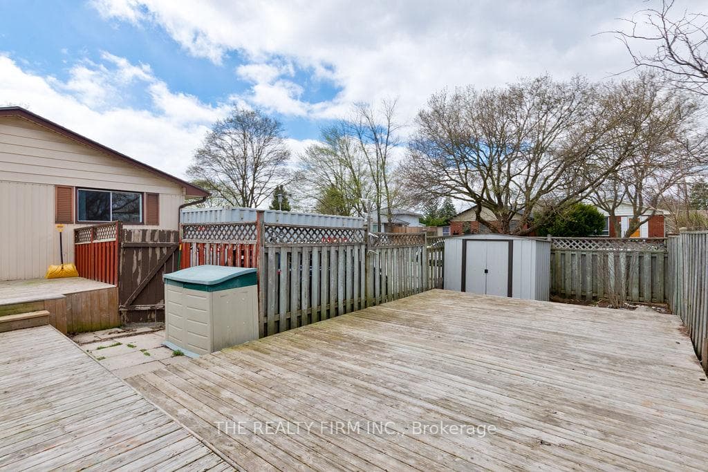 10 Stroud Crescent photo 30