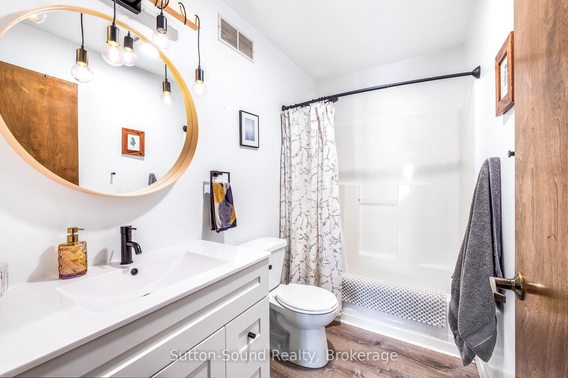 4pc bathroom on main level