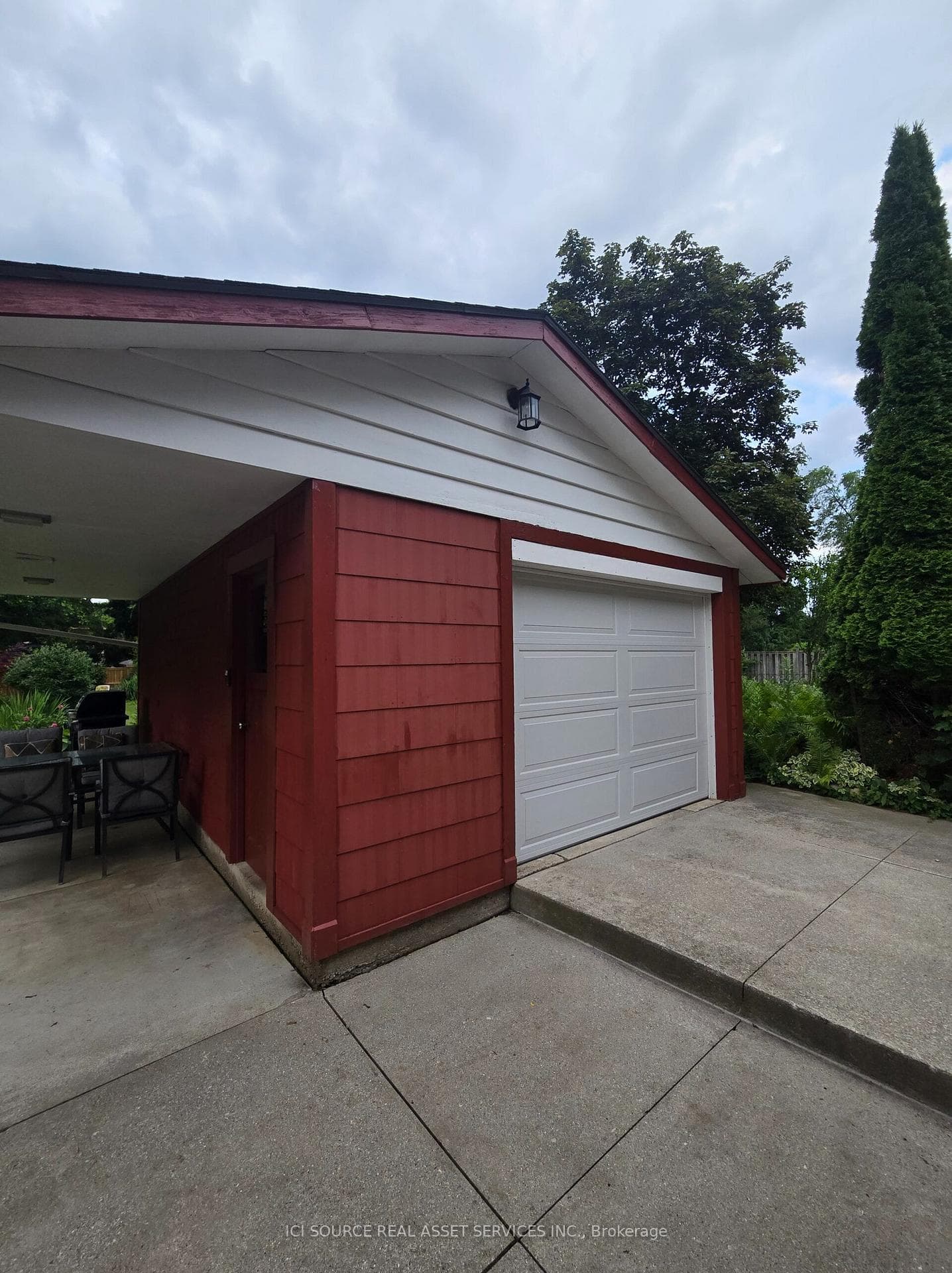 388 Griffith Street photo 33
