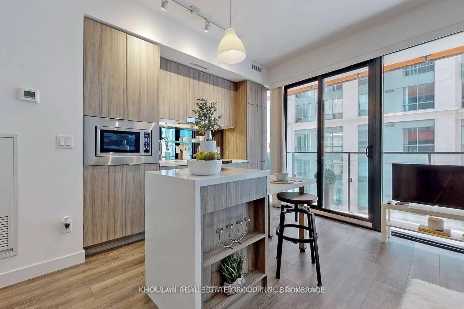 215 Queen Street Unit 812 photo 2