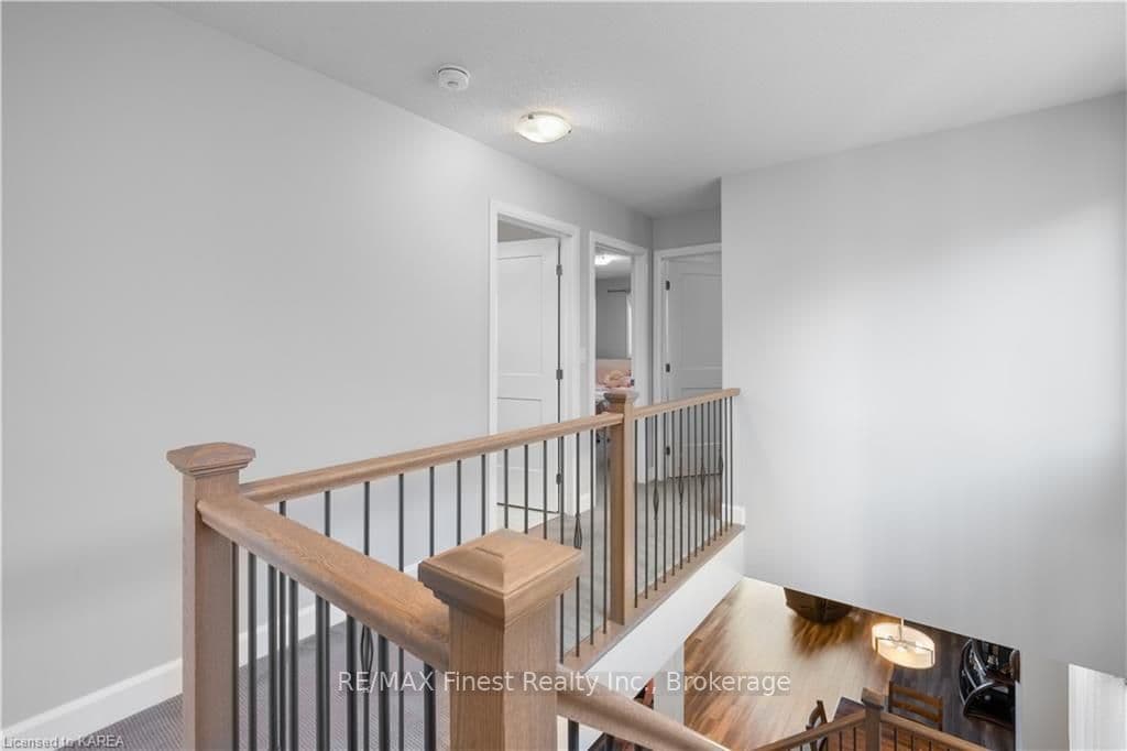 1225 MAX Crescent photo 16