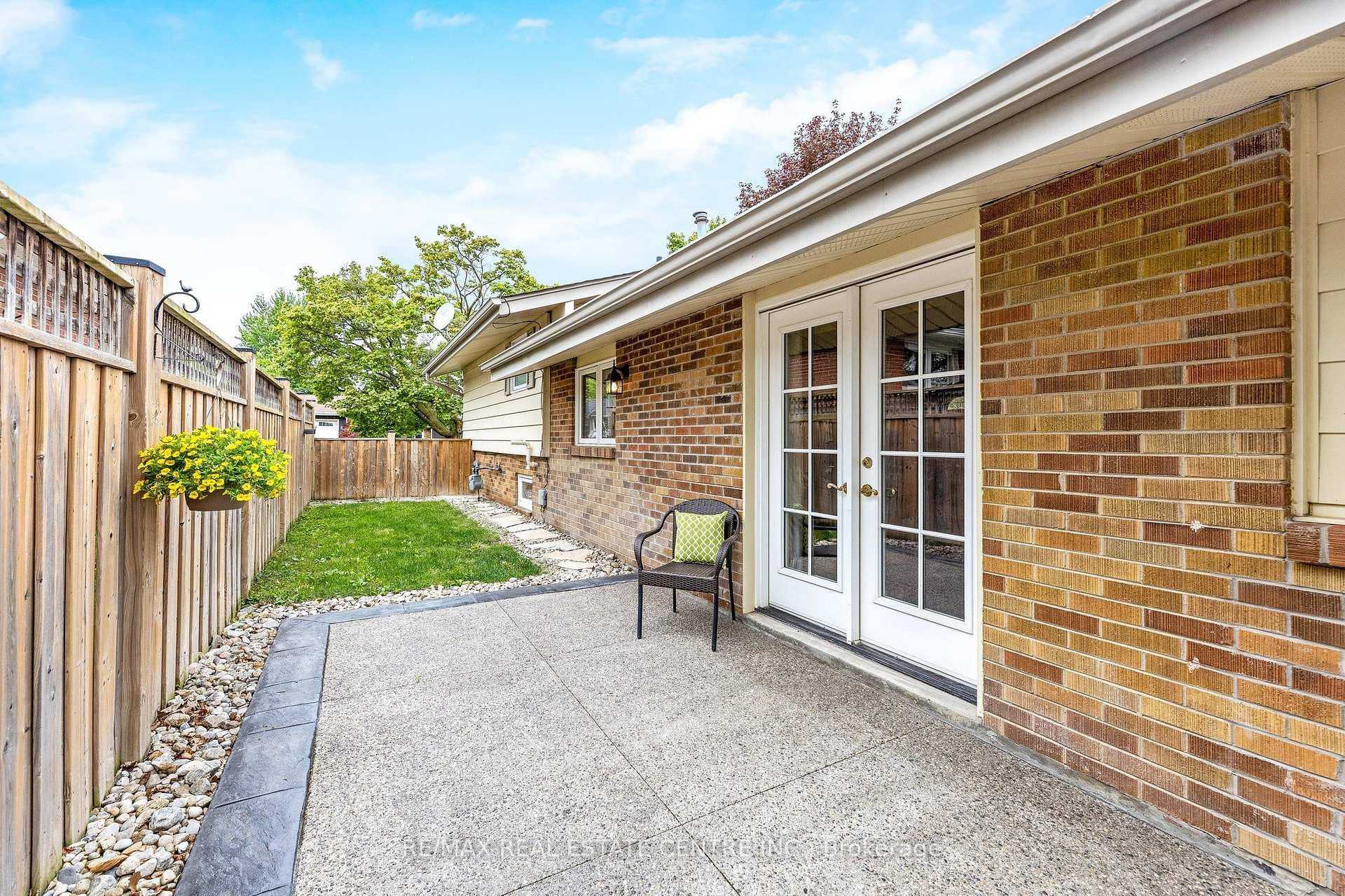 398 Bell Street photo 19