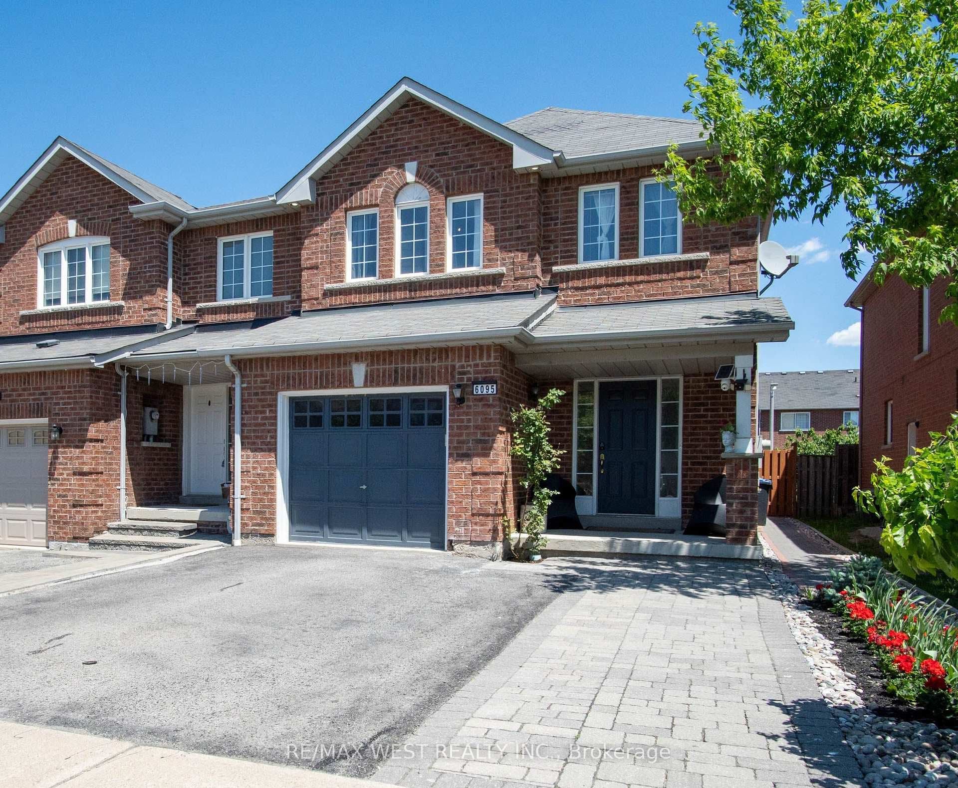 6095 Rowers Crescent photo 2