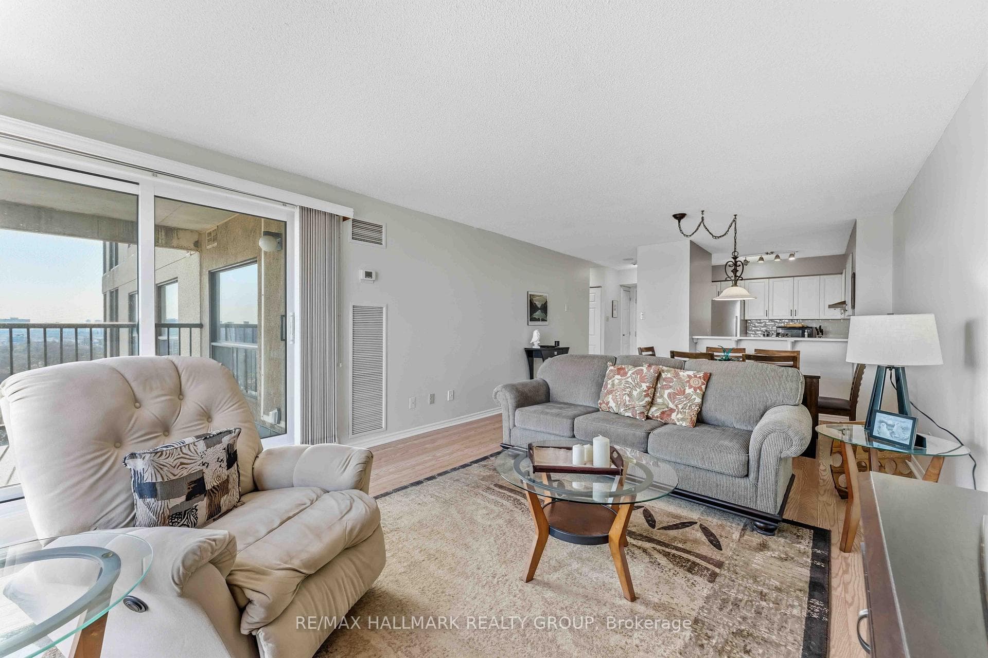 545 St Laurent Boulevard Unit 906 photo 14