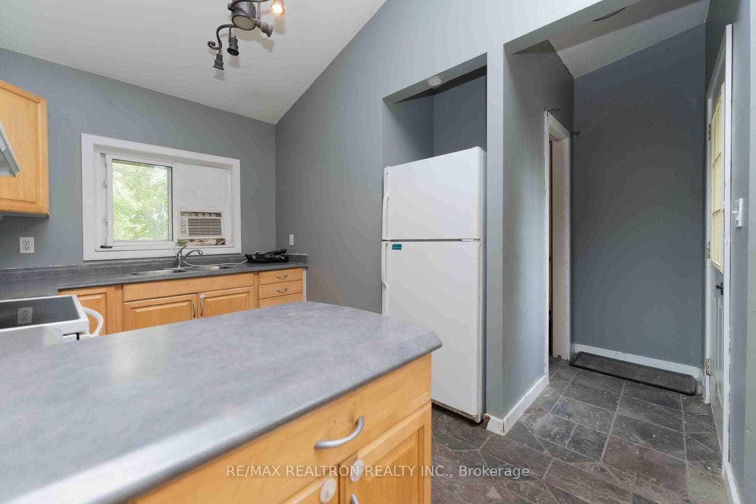 11 CHURCHILL Drive photo 8