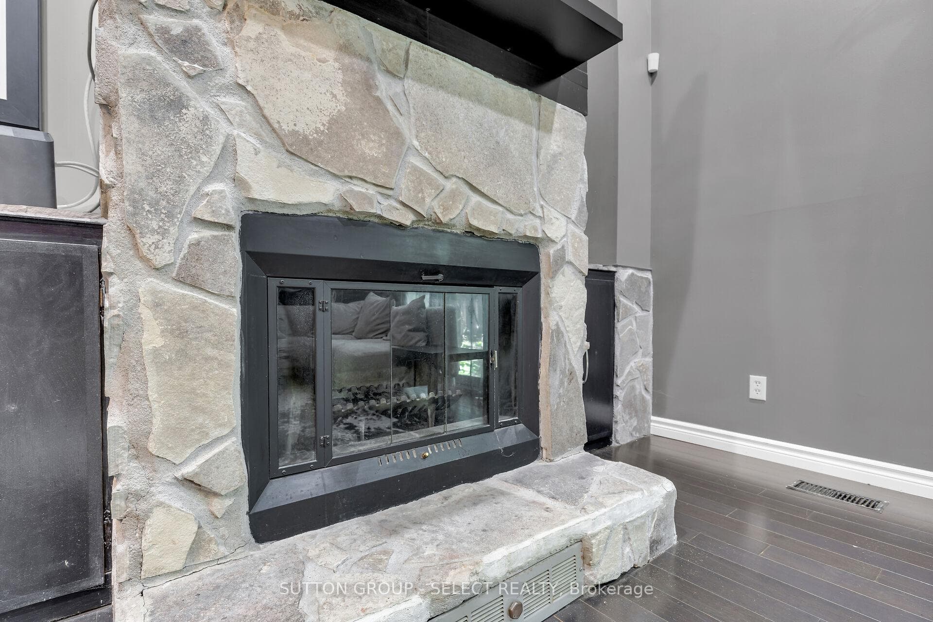 300 SANDRINGHAM Crescent Unit 4 photo 9