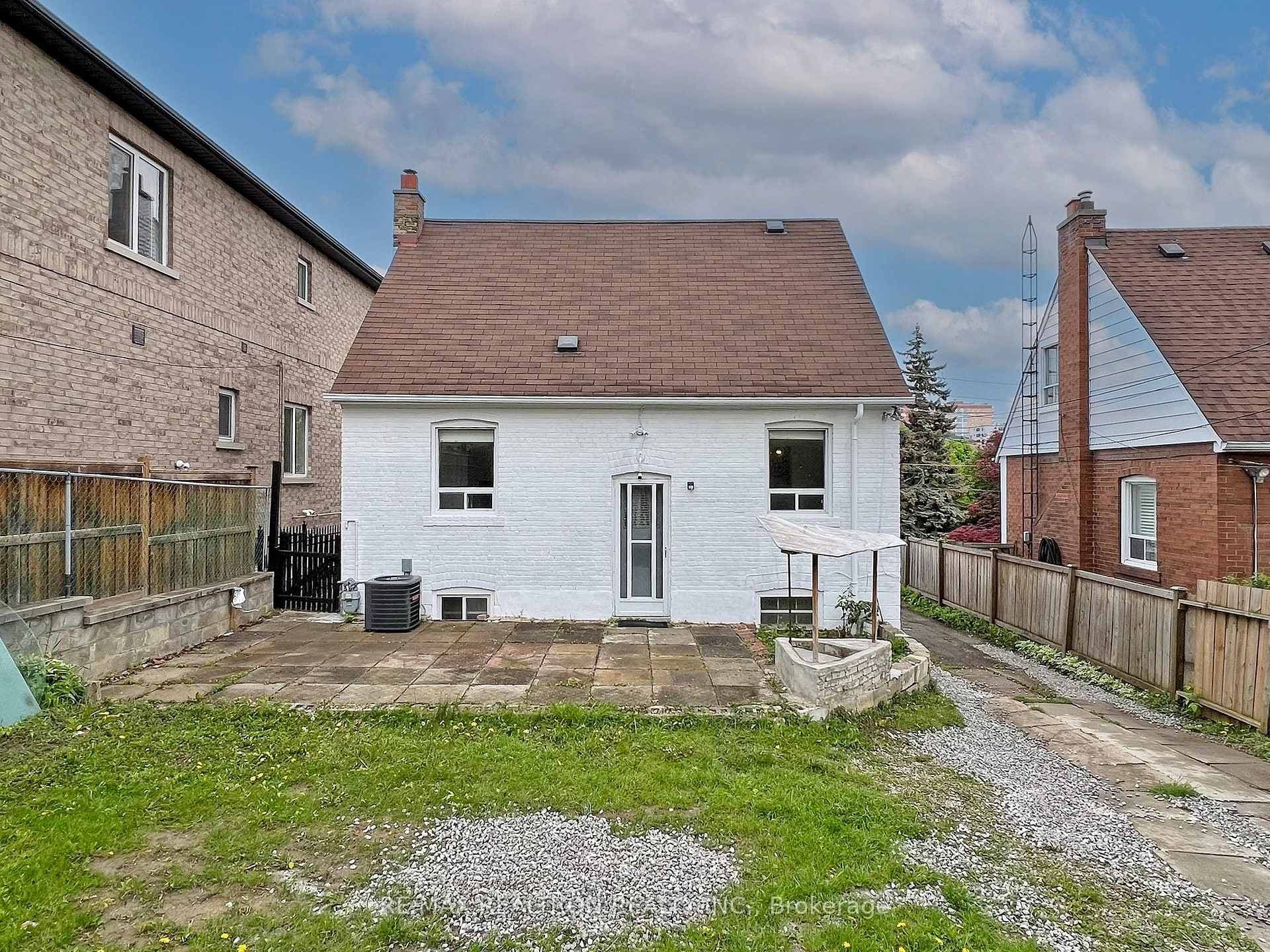1876 Keele Street photo 38