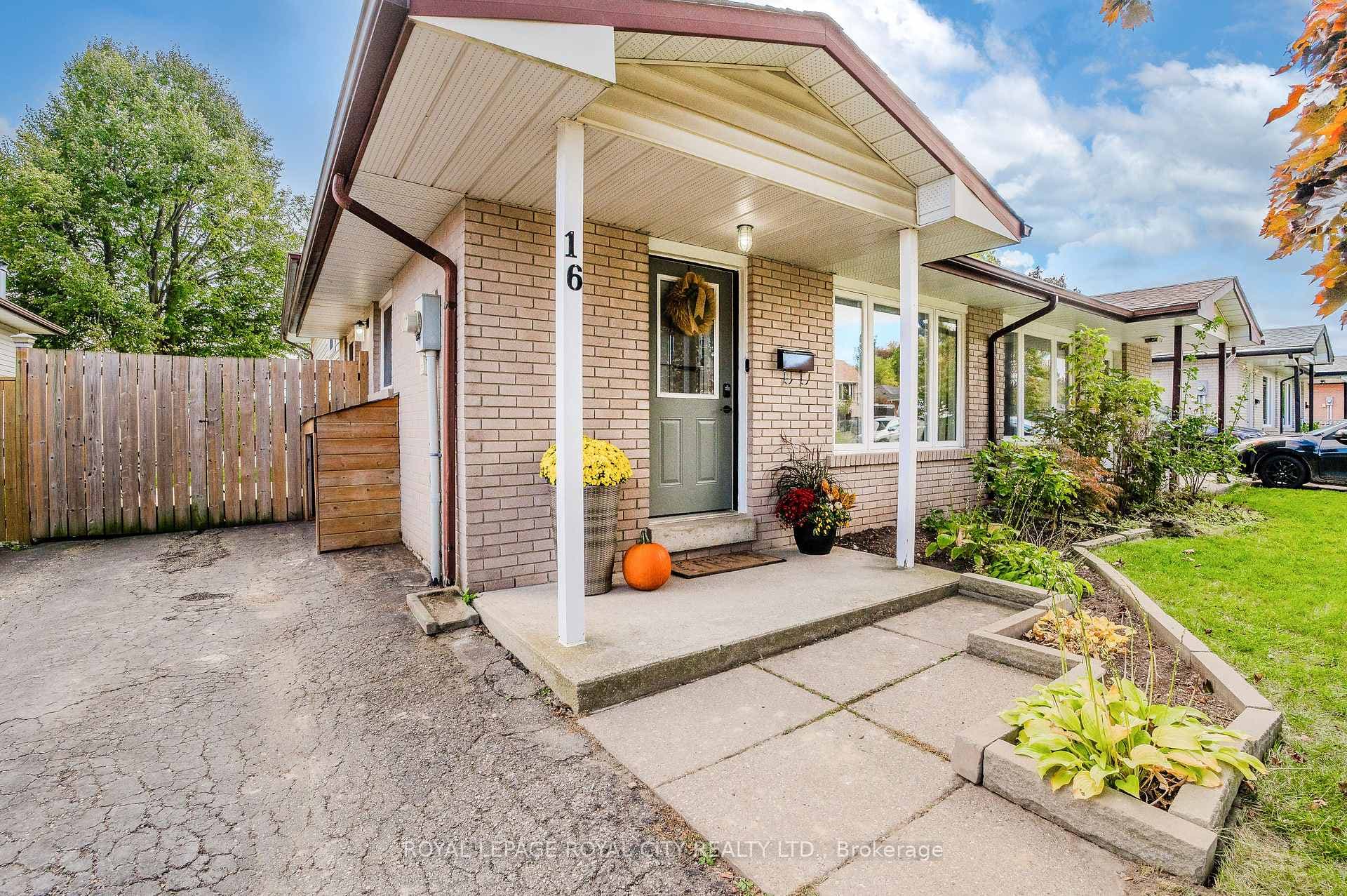 16 Nickolas Crescent photo 2