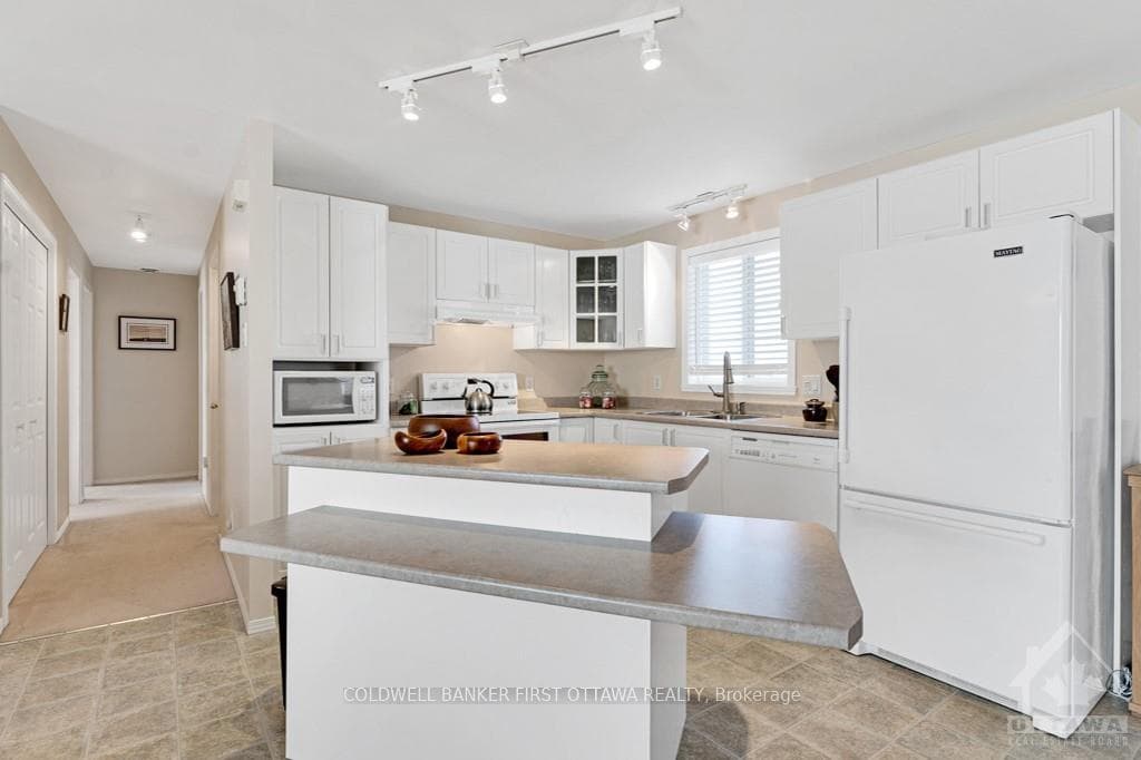 Kitchen with wrap-around breakfast bar