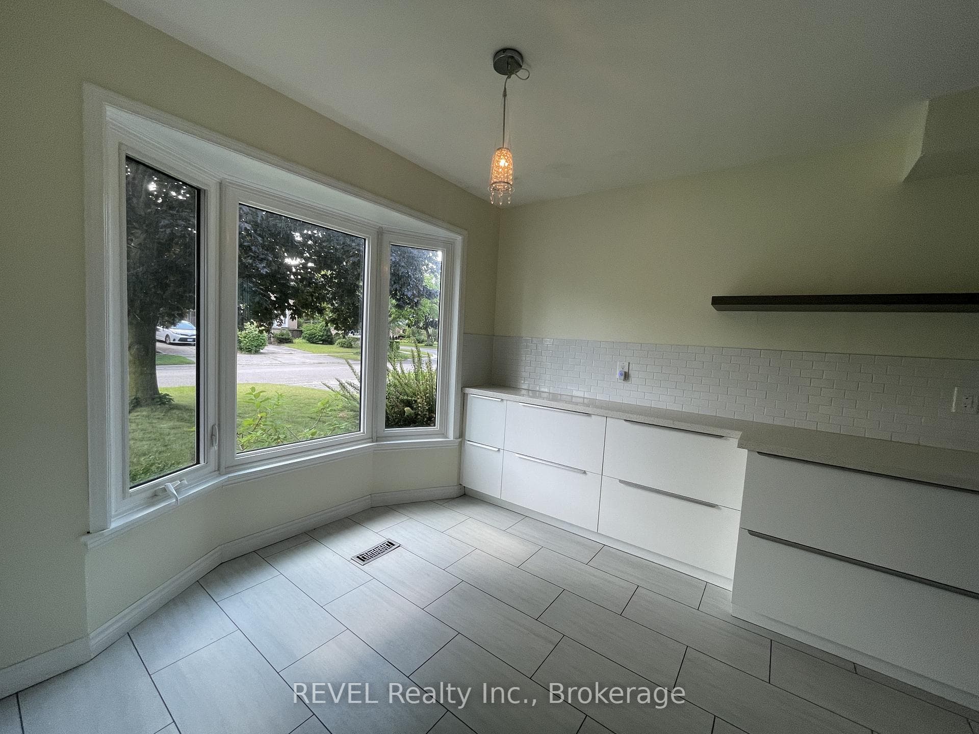 24 Rembrandt Drive photo 3