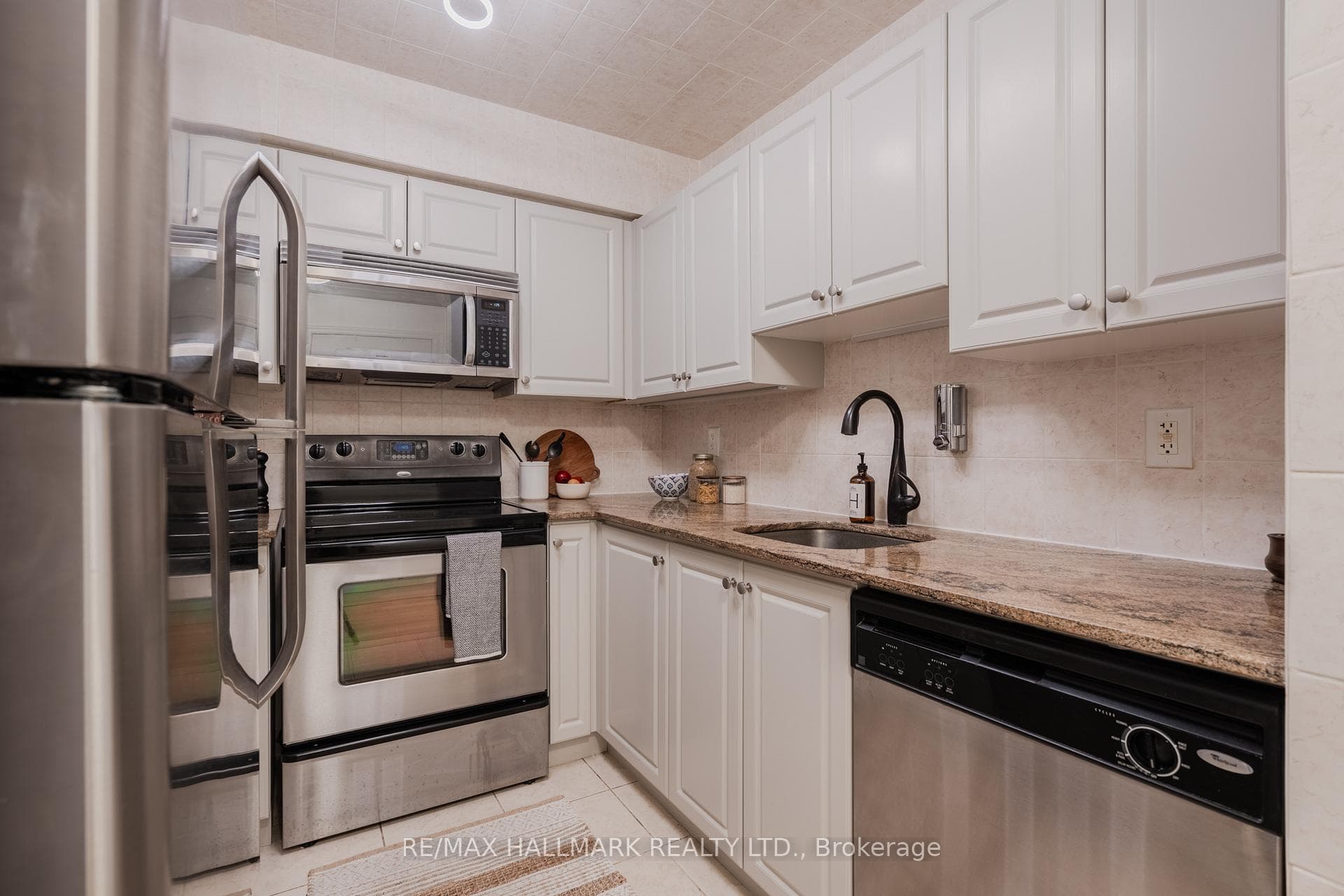 225 Wellesley Street Unit 406 photo 4