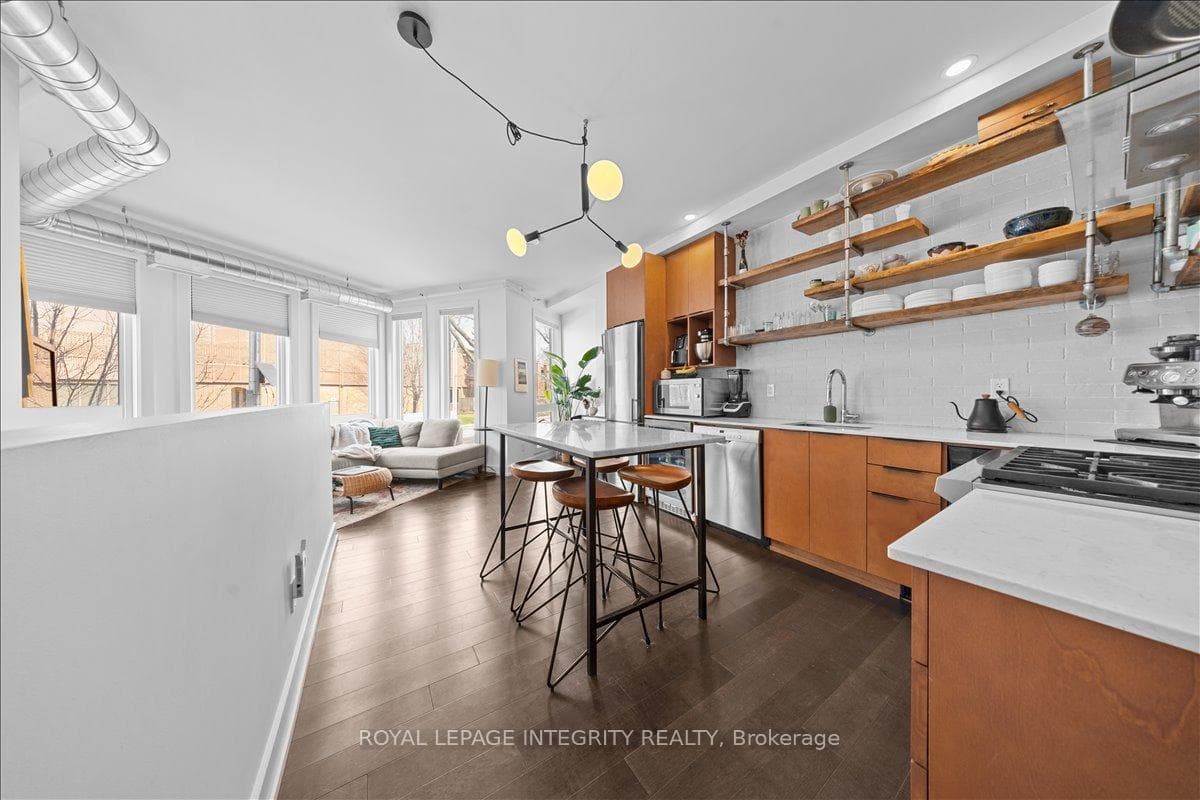 150 Greenfield Avenue Unit 204 photo 4