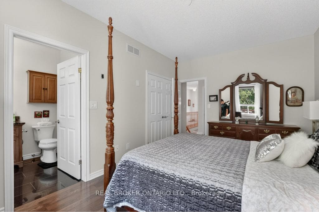 110 Greentrail Drive photo 11