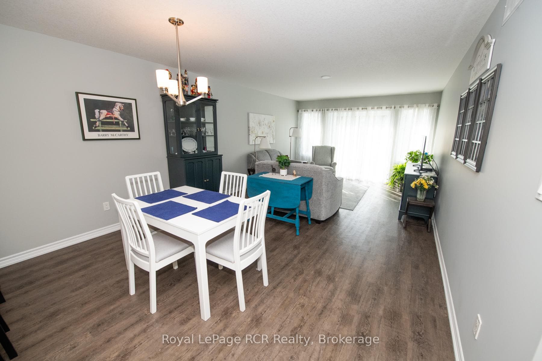 380 Wellington Street photo 21