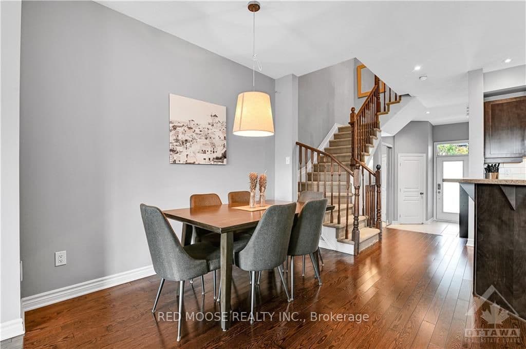 378 COOKS MILL Crescent photo 15