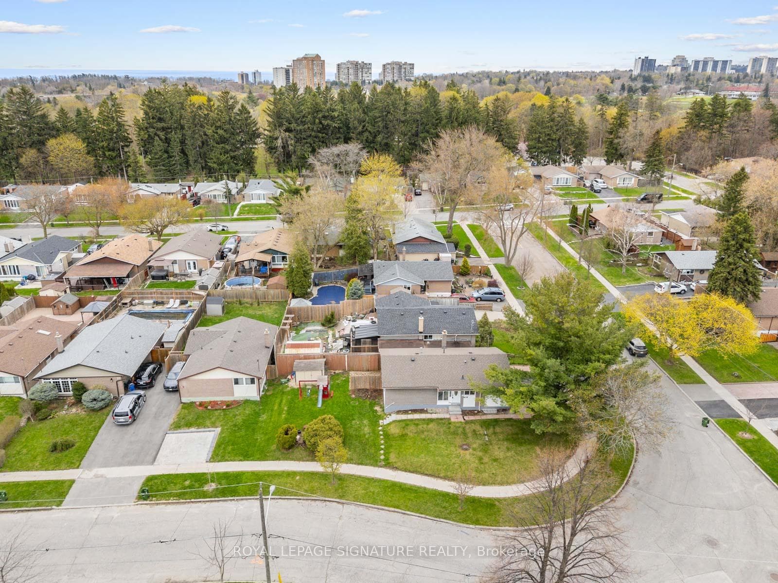 19 Shoreland Crescent photo 39