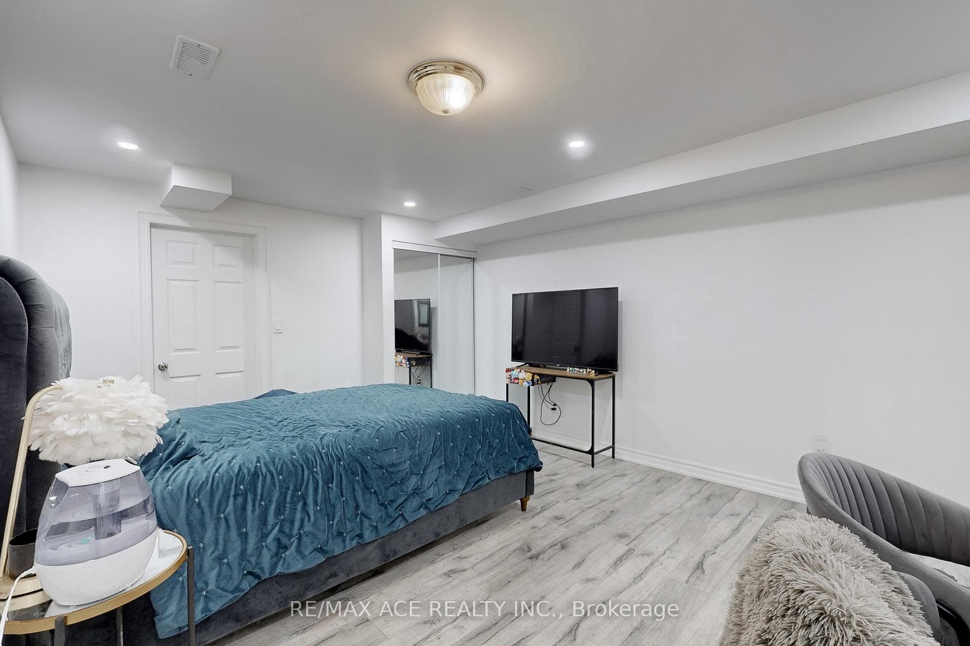 65 Trumpeter Street photo 29