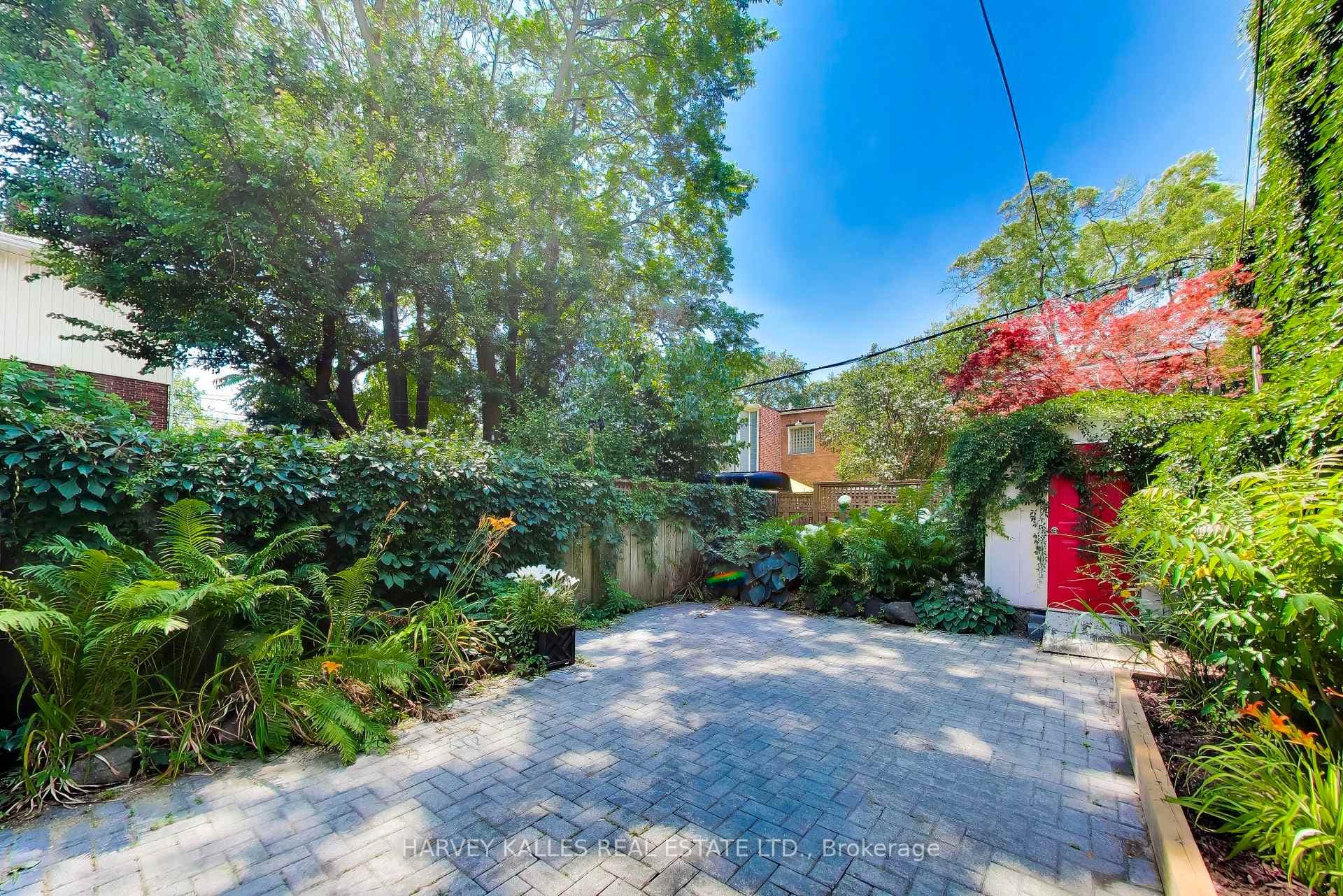 318 Sumach Street photo 30