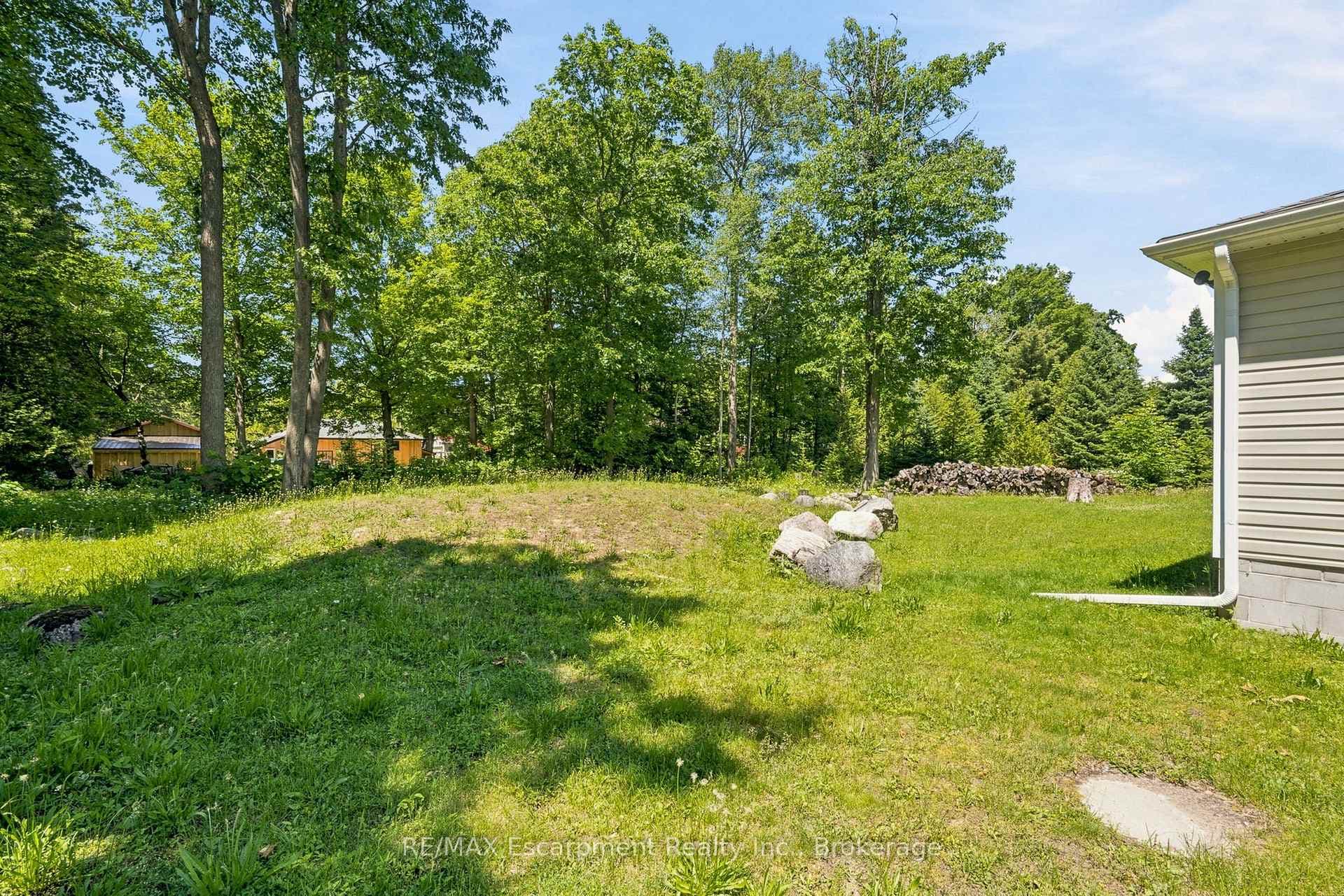 16 Hiawatha Road photo 8