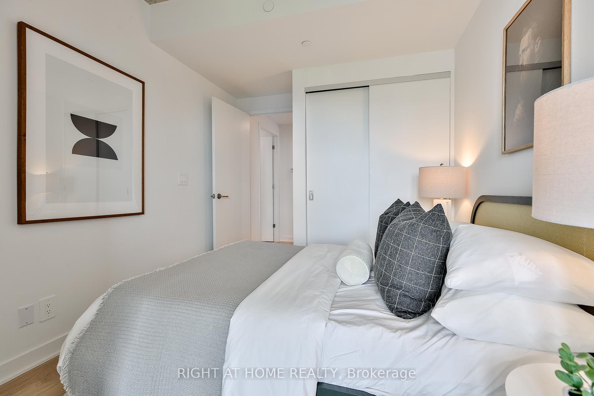 2720 Dundas Street Unit 604 photo 17