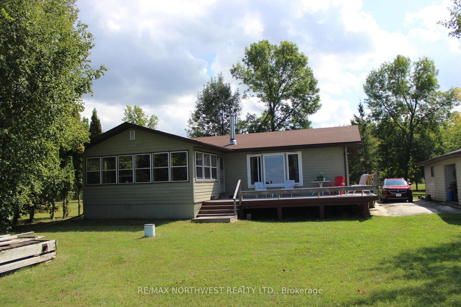 93 STINTZI DR E photo 2