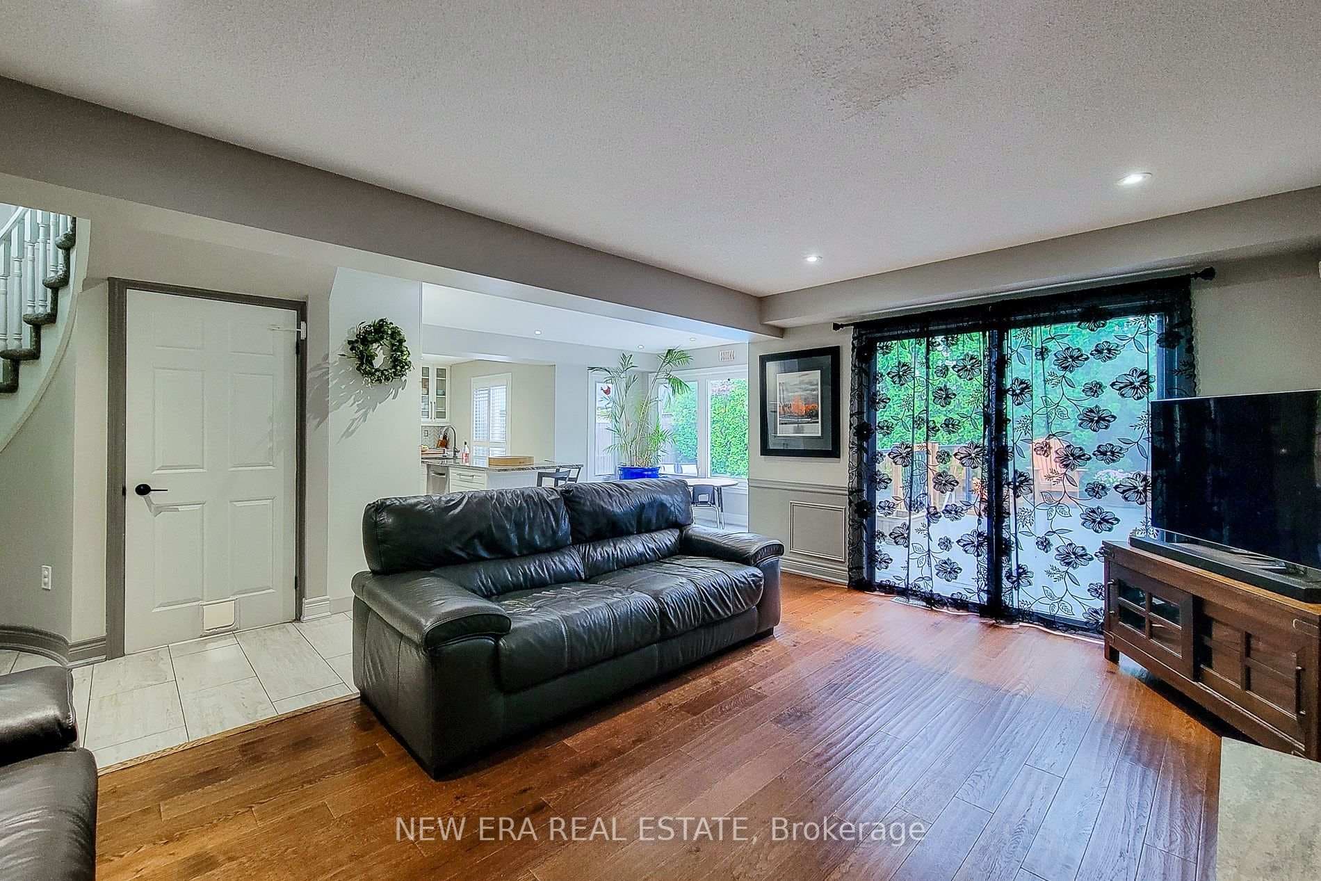 29 Woodside Square photo 14