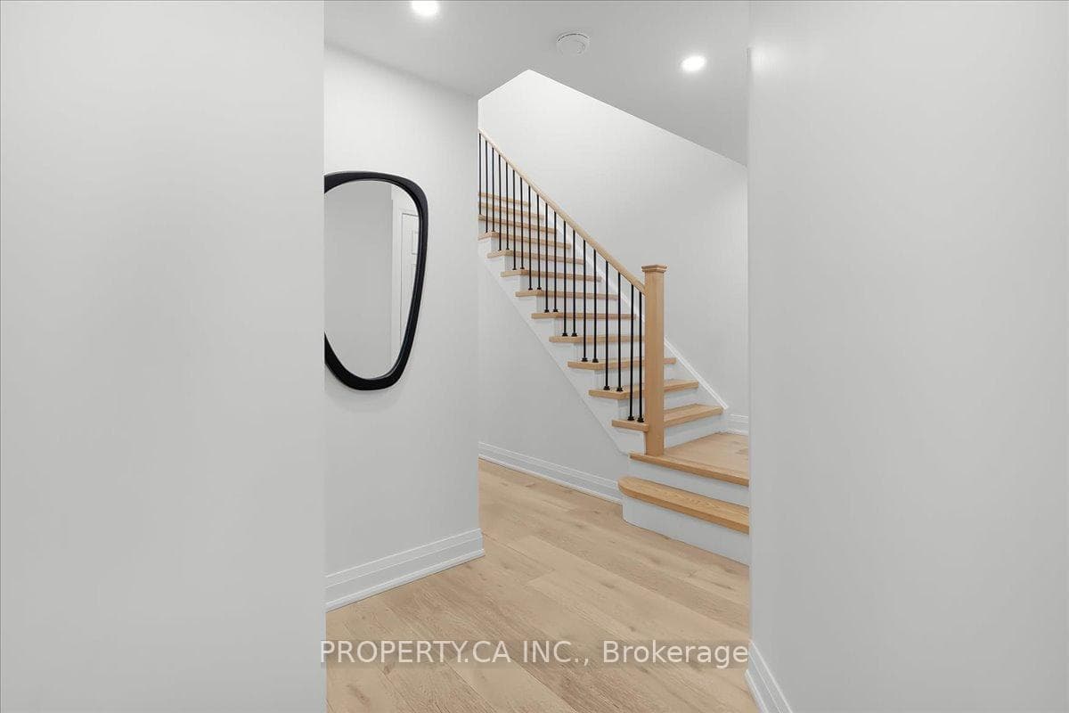 72 Roxborough Lane photo 3
