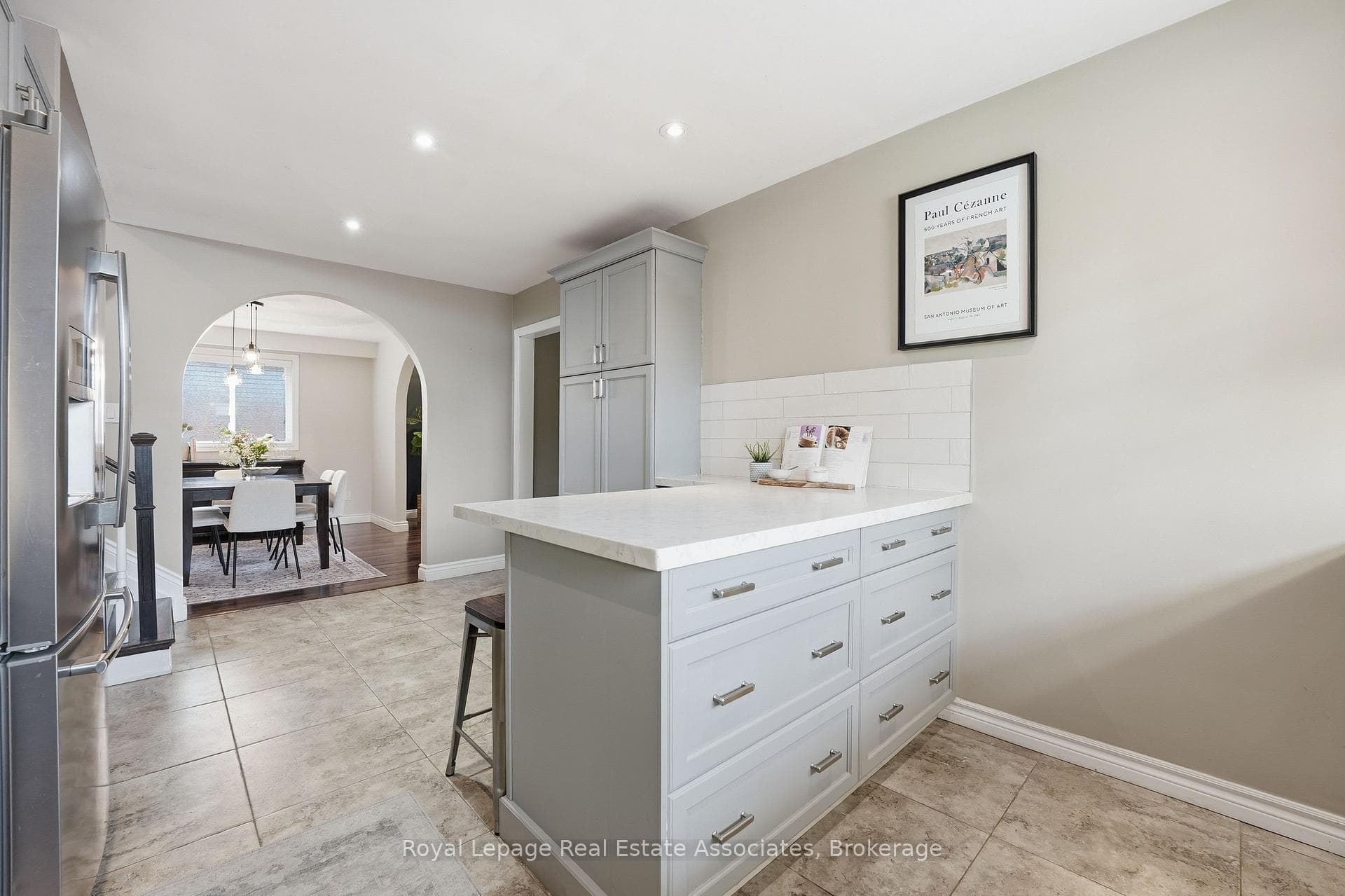 477 Queen Victoria Drive photo 17