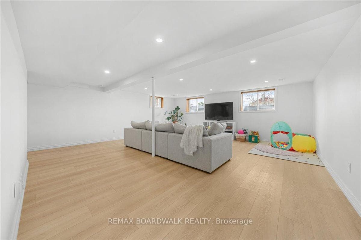 19 Spring Garden Avenue photo 24