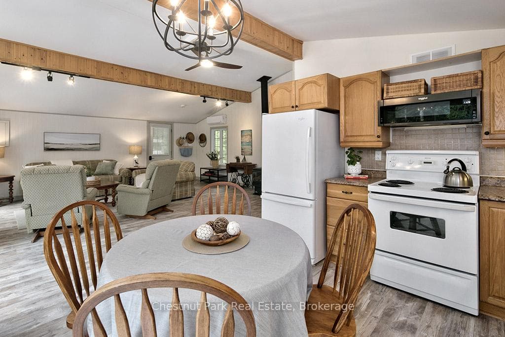 64 Thompson Avenue photo 23