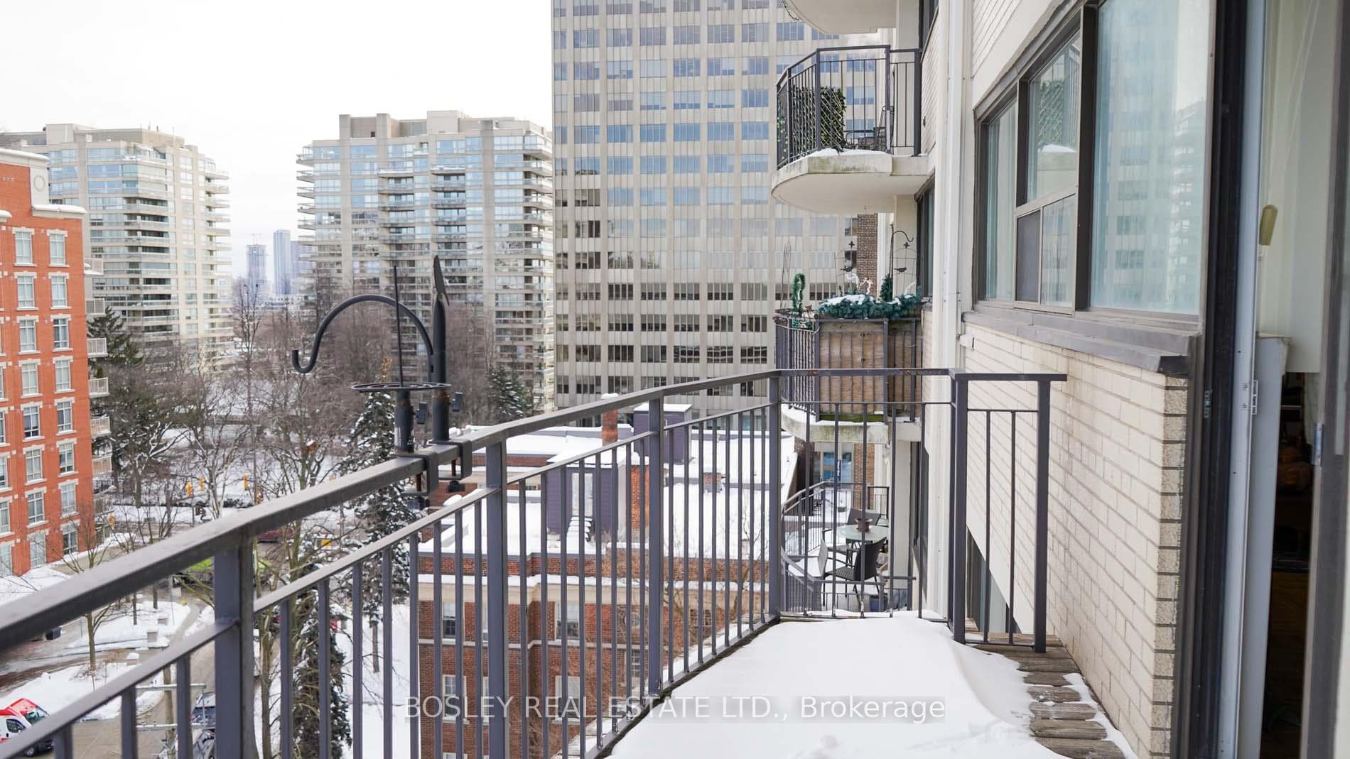 4 Deer Park Crescent Unit 8B photo 9