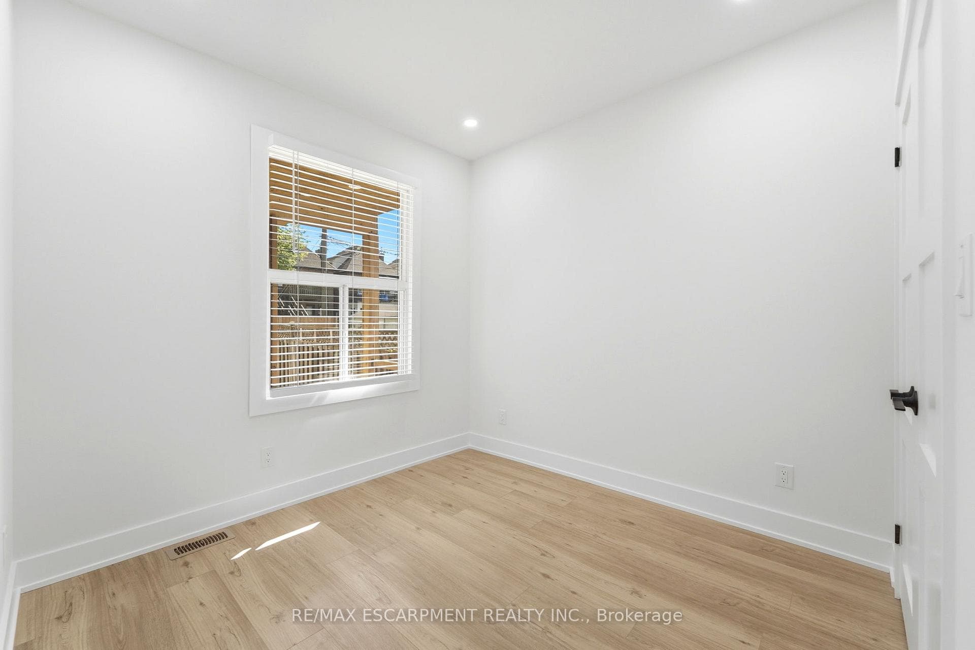 968 Main Street photo 17