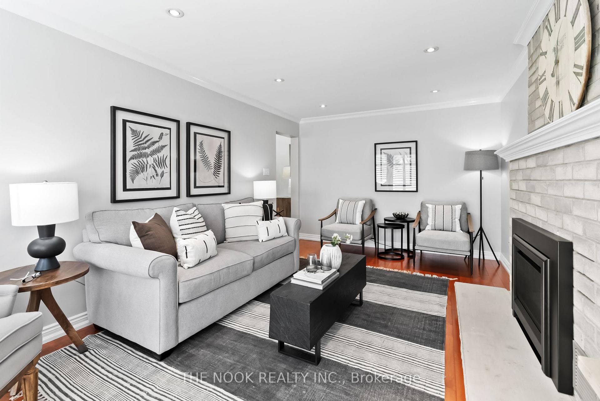 Mainfloor family room w/gas fireplace