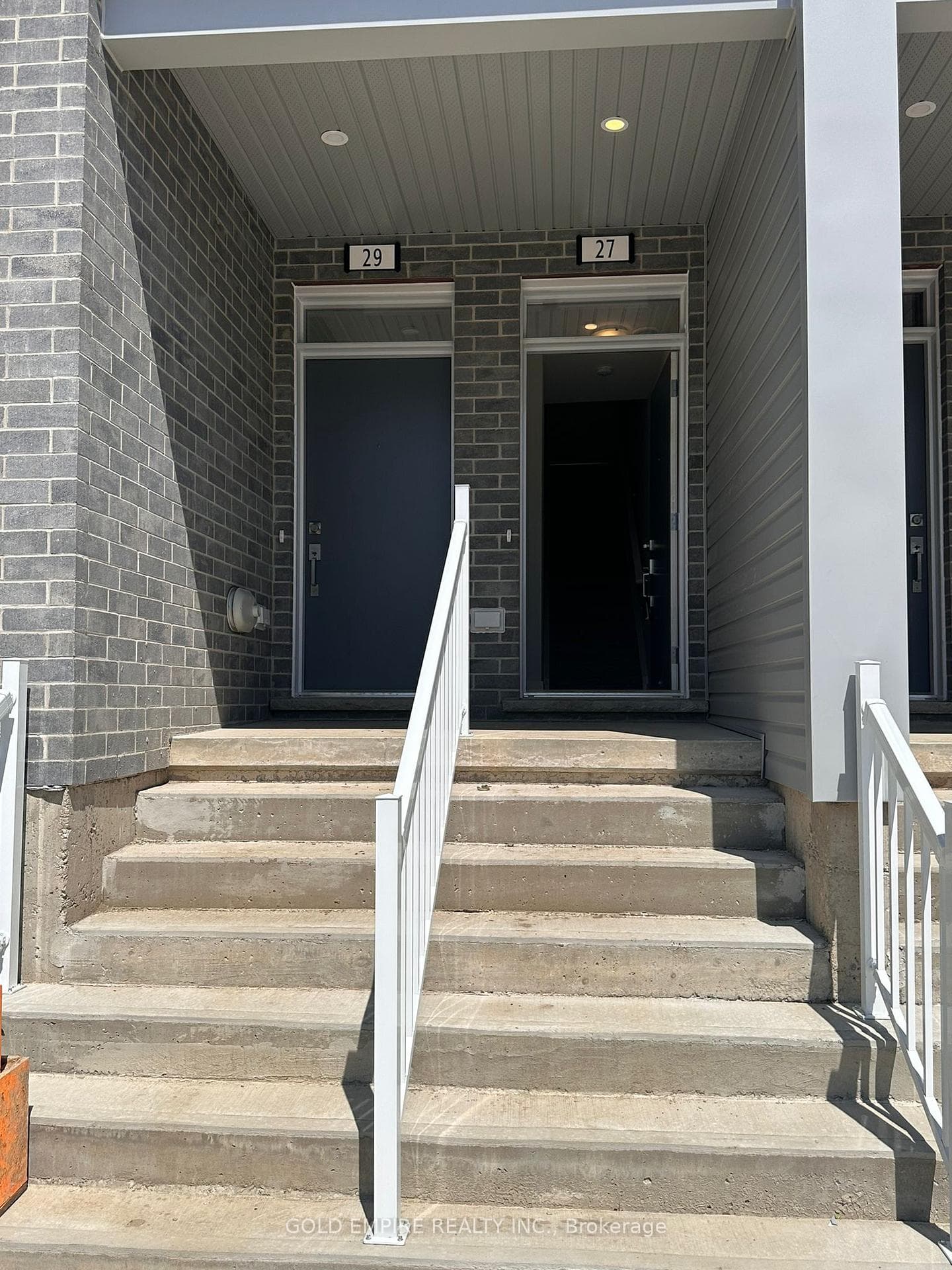 990 Deveron Crescent Unit 27 photo 4