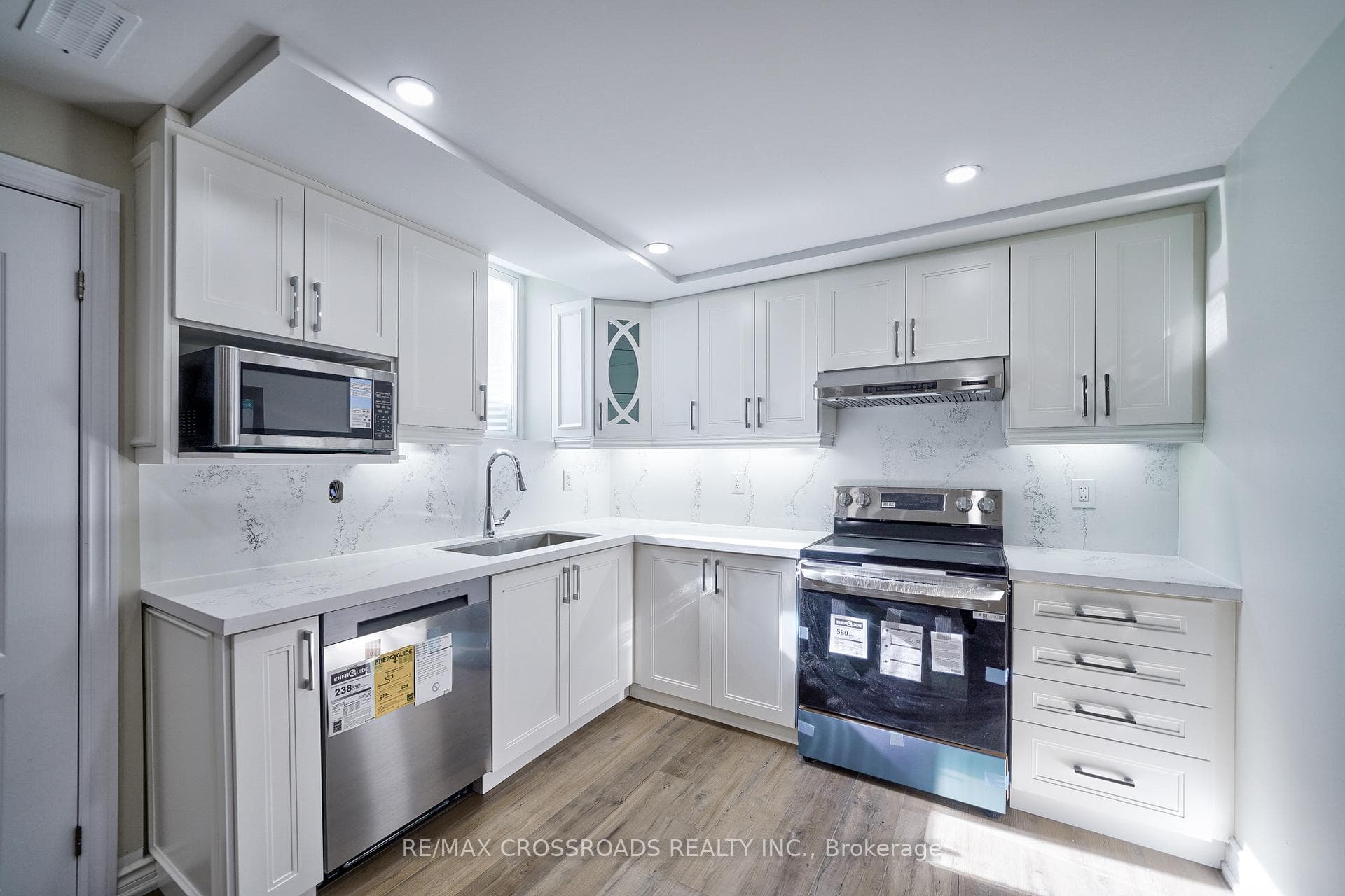 Dishwasher and microwave oven included