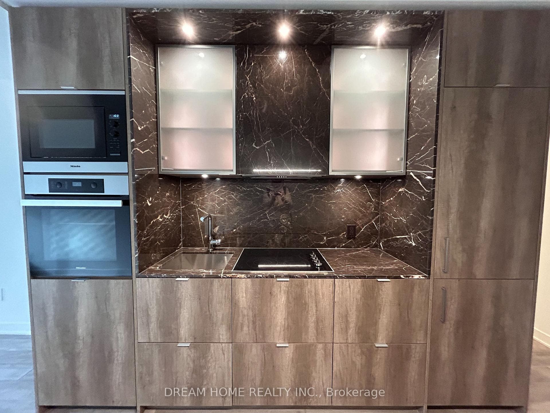 11 Yorkville Avenue Unit 1011 photo 3