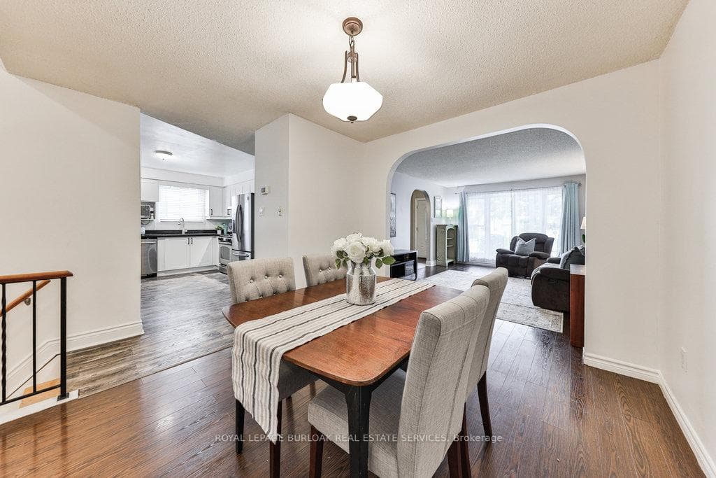2397 Malcolm Crescent photo 11